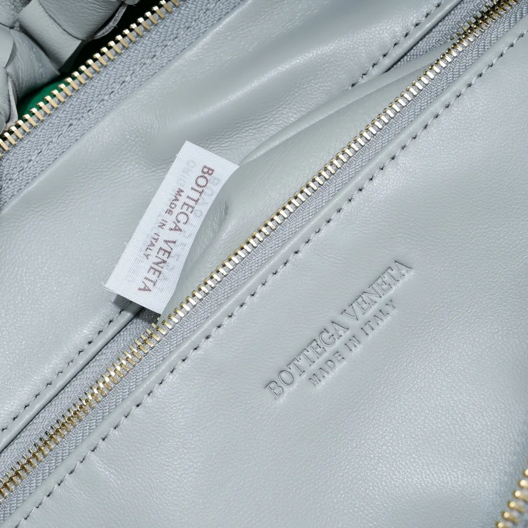 Batch 1860 large Jodie handbag, new arrival in early spring#, cool style, retro style, full of vitality, free and easy, distinctive personality brings multi-layered charm to daily wardrobe~ 🔝The soft and flowing fabric conveys a soft touch# A relaxed and comfortable feeling is newly interpreted in the silhouette· Croissant woven sheepskin Size: width 40 height 48 thickness 16 [6698#]